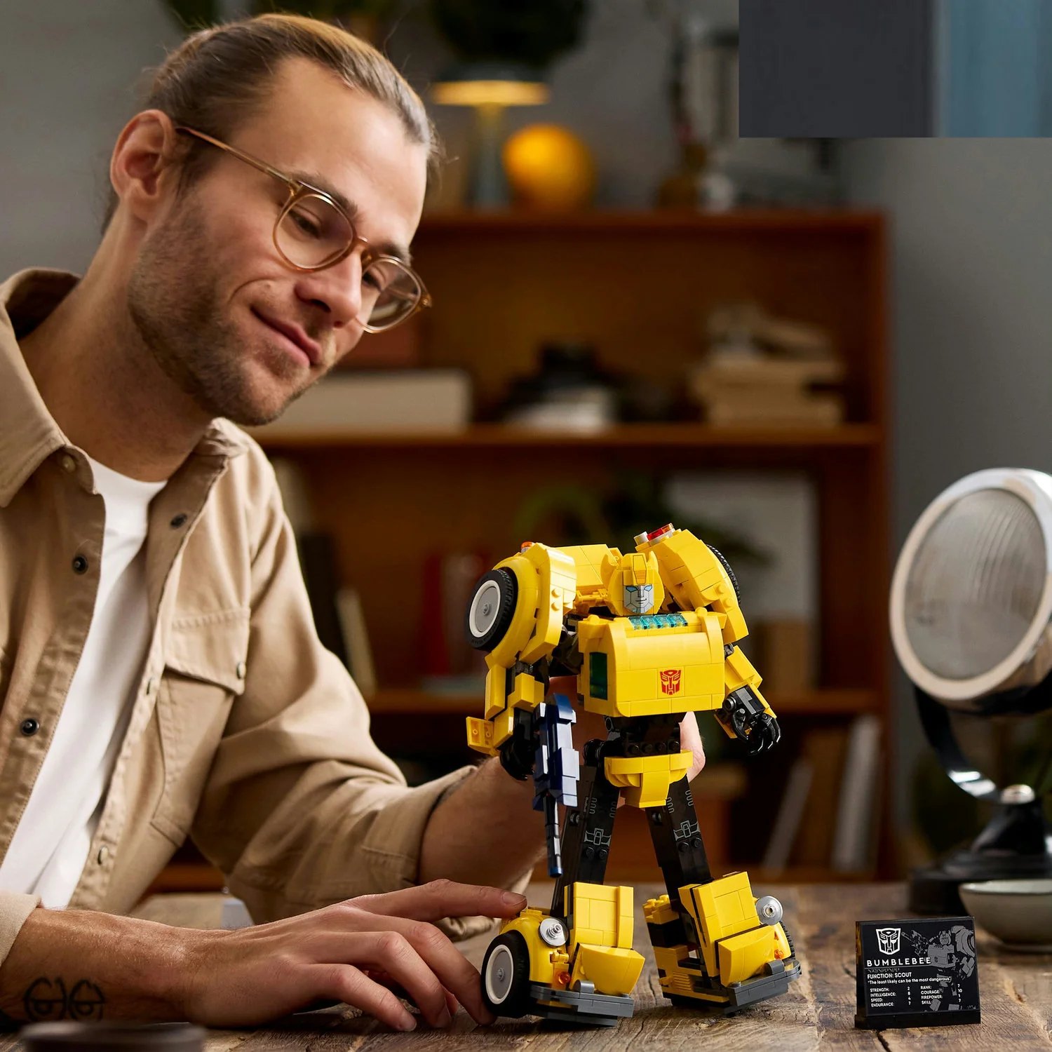 Lego Icons: Transformers Bumblebee - Image 3