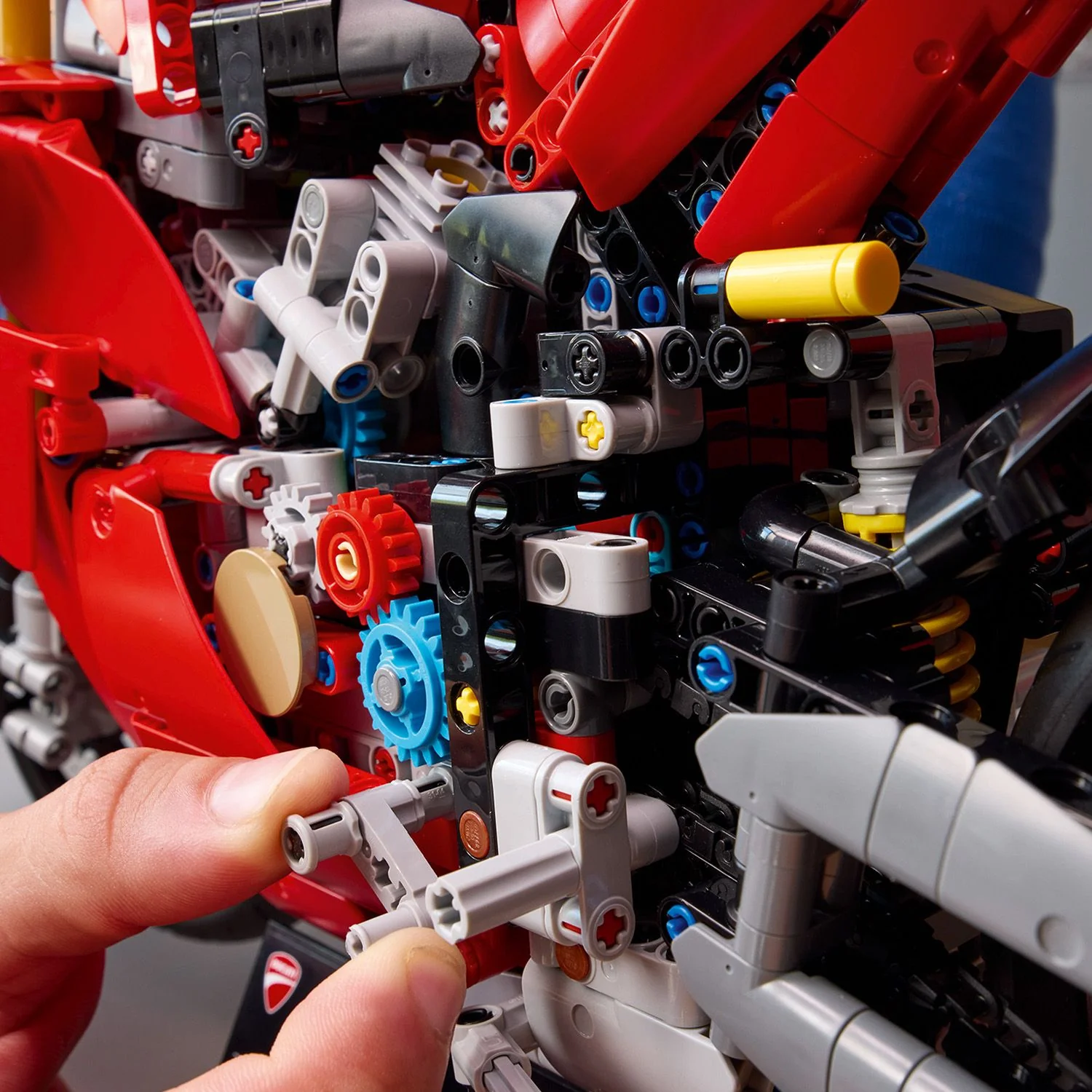 Lego Technic - Ducati Panigale V4 S Motorcycle - Image 7