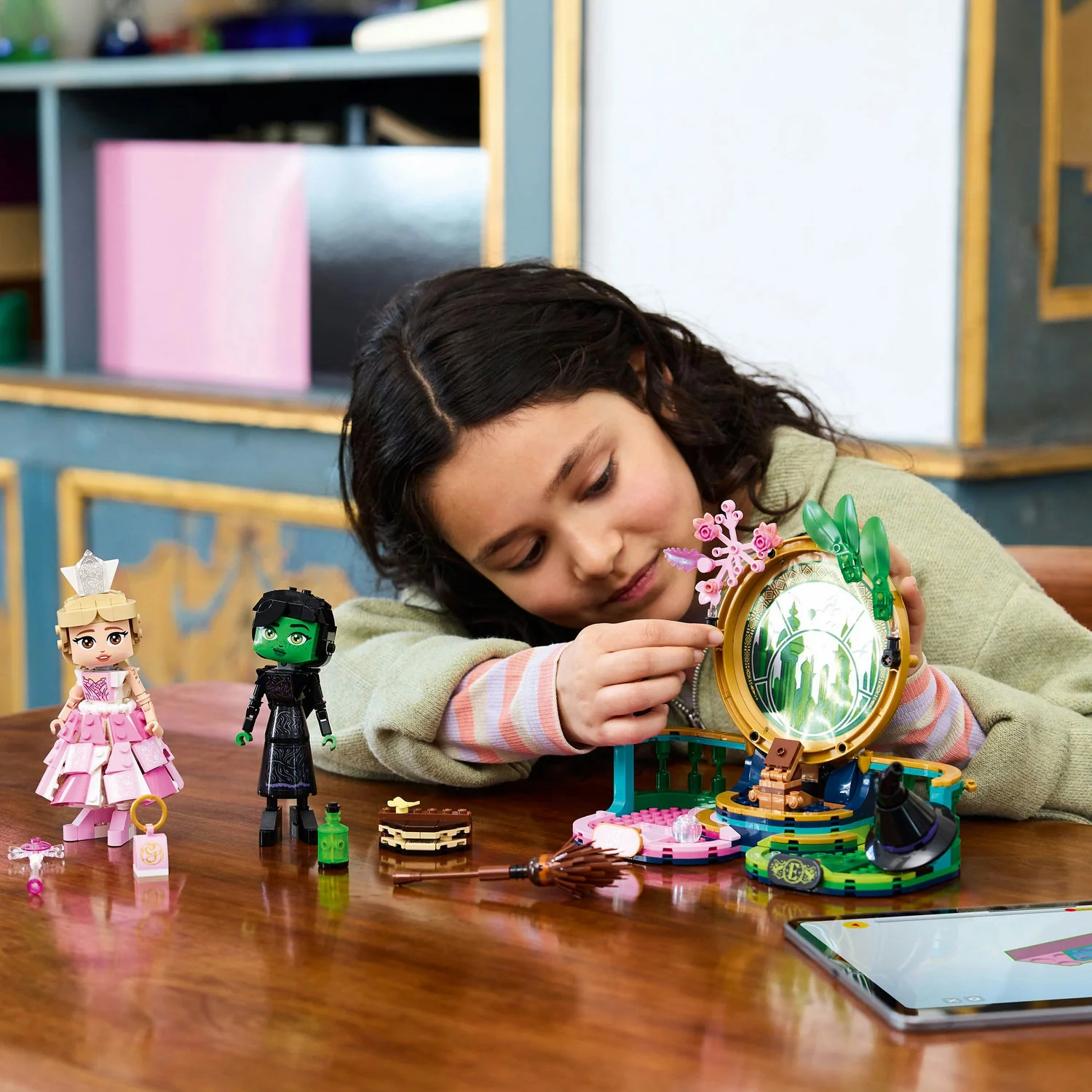 Lego Wicked - Elphaba & Glinda Figures - Image 6