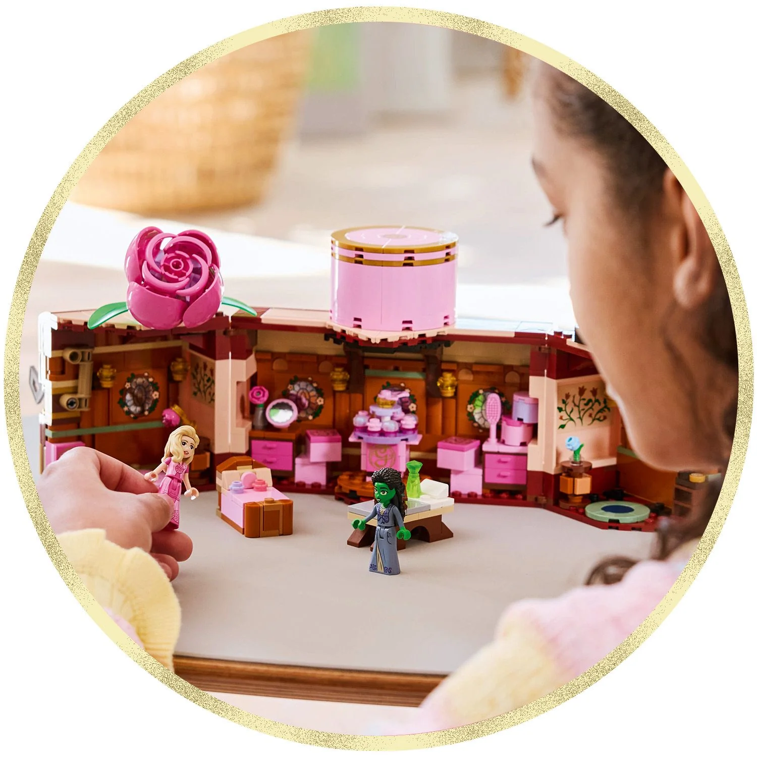 Lego Wicked - Glinda & Elphaba's Dormitory - Image 11