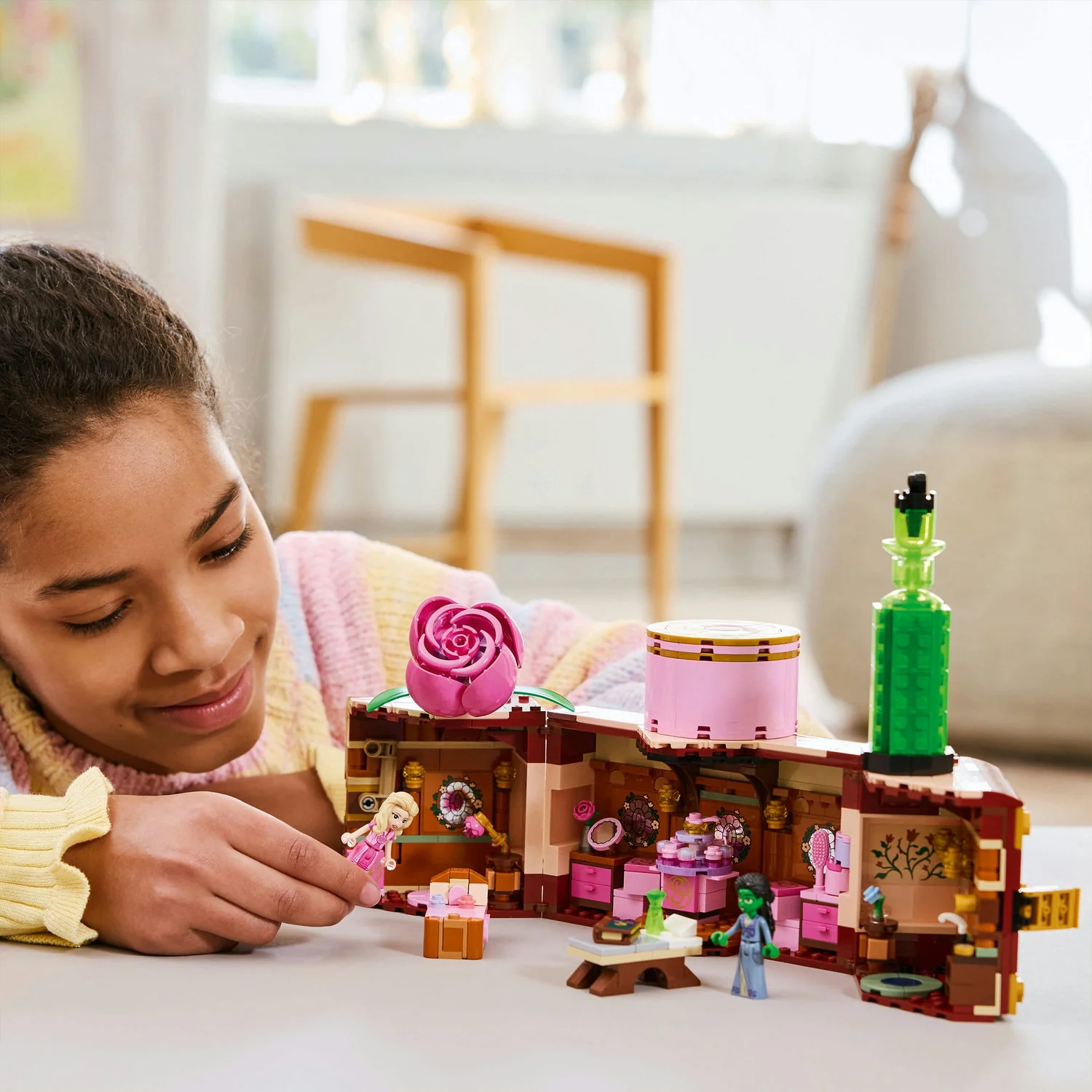 Lego Wicked - Glinda & Elphaba's Dormitory - Image 3